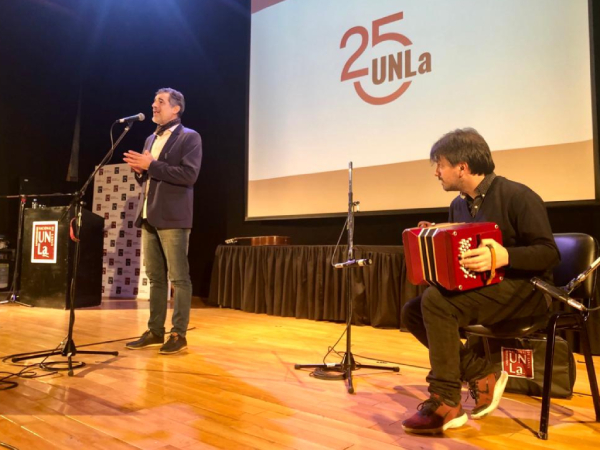Hernán Genovese canta el tango de la UNLa